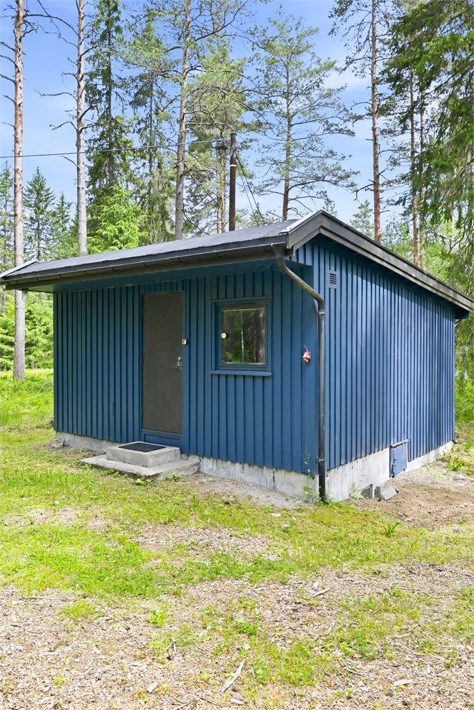 Hytta er oppført i bindingsverk på støpt ringmur med lav krypkjeller (Lukeadkomst til del av krypkjeller, synlig på bilde)