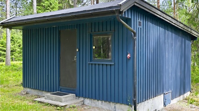 Hytta er oppført i bindingsverk på støpt ringmur med lav krypkjeller (Lukeadkomst til del av krypkjeller, synlig på bilde)