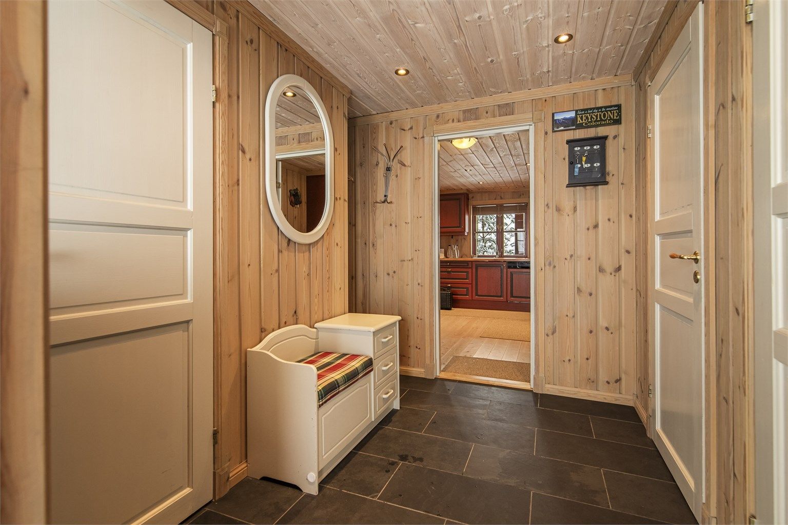 Herfra ledes du videre inn mot hyttas sosiale sone med åpen stue- og kjøkkenløsning.