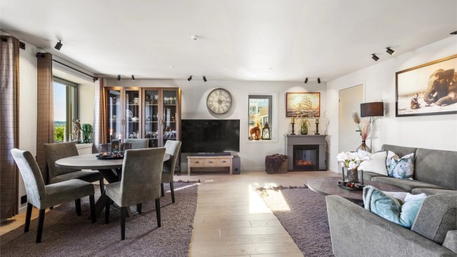 Leiligheten har en gjennomgående lys og lun utførelse. Foto: Ole Thorgeir Solheim Thoresen