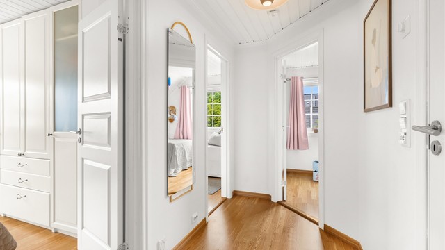 Fra trappegangen er det adkomst til lagringsloft via takluke med nedfellbar stige