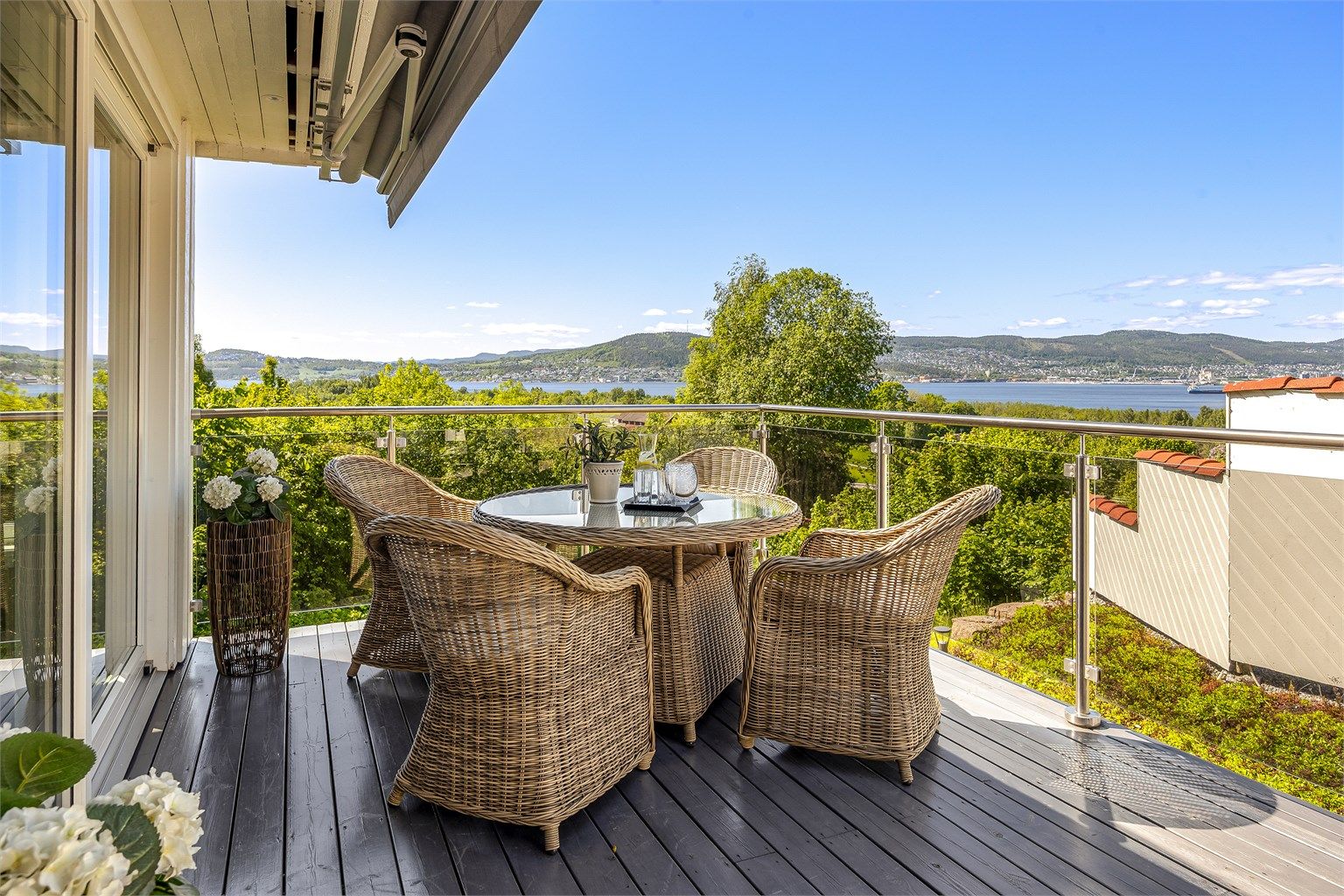 På tomten er det sen kveldssol og det er en nydelig vidstrakt utsikt mot Drammen, Lier og fjorden fra boligen/verandaen.
Foto: Stine Prøitz Jørgensen