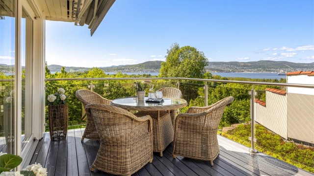 På tomten er det sen kveldssol og det er en nydelig vidstrakt utsikt mot Drammen, Lier og fjorden fra boligen/verandaen.
Foto: Stine Prøitz Jørgensen