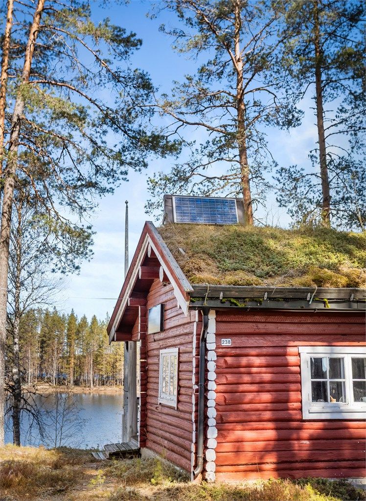 Taket er tekket med torv, og et solcellepanel bidrar til strømforsyningen.