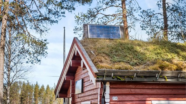 Taket er tekket med torv, og et solcellepanel bidrar til strømforsyningen.