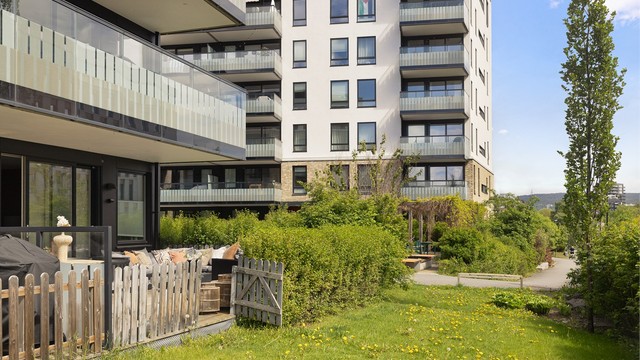 Leiligheten ligger tilbaketrukket i et mindre bygg med få naboer og rolige omgivelser – perfekt for familier som ønsker en fredelig hverdag.