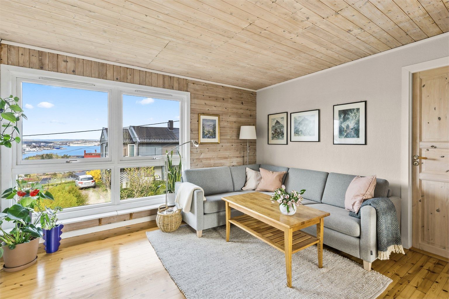 Velkommen til Voielia 37 b, et meget innholdsrikt og godt vedlikeholdt rekkehus