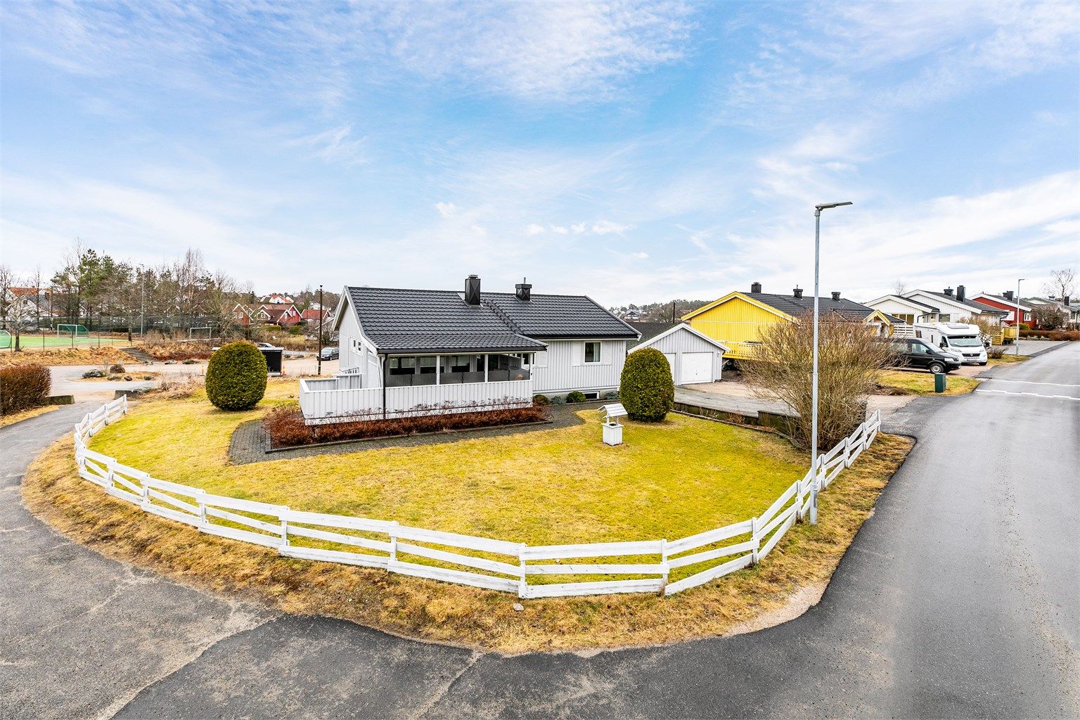 Dette er en familievennlig enebolig fra Moelven, oppført i 1983 med full kjeller. Flere oppgraderinger er utført i senere år, deriblant nytt yttertak av Plannja stålplater i 2008.
Fotograf; Børge Oppegård.