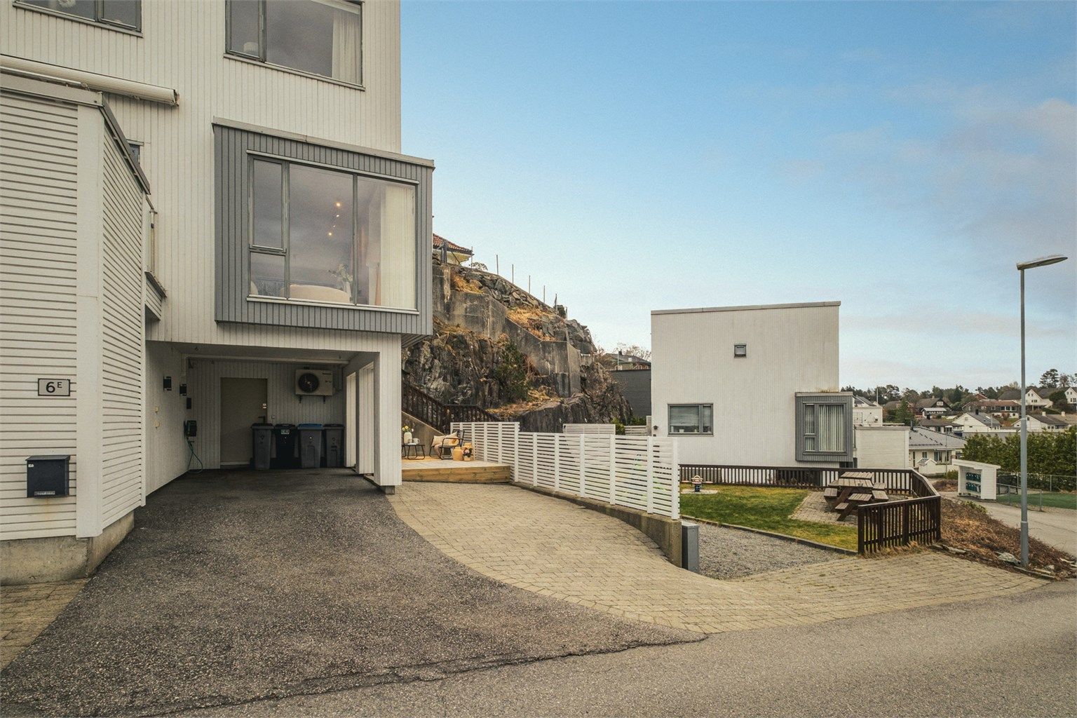 God plass til flere biler på tomten og i carport. Her er også montert el-bil lader