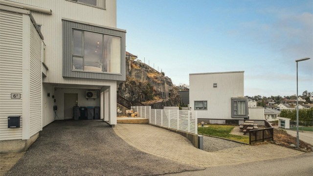 God plass til flere biler på tomten og i carport. Her er også montert el-bil lader