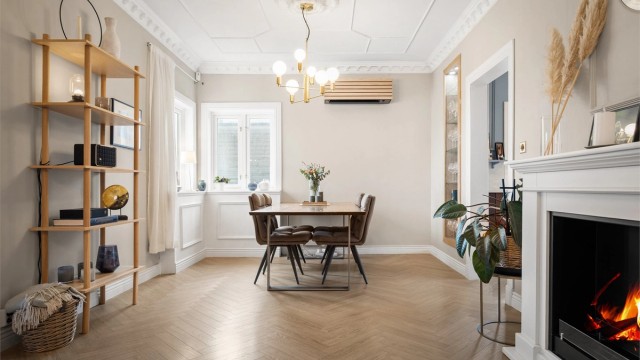 Luft-til-luft-varmepumpe fra 2025 og en åpen peis med biobrensel fra 2022, gir effektiv oppvarming i oppholdsrommet.