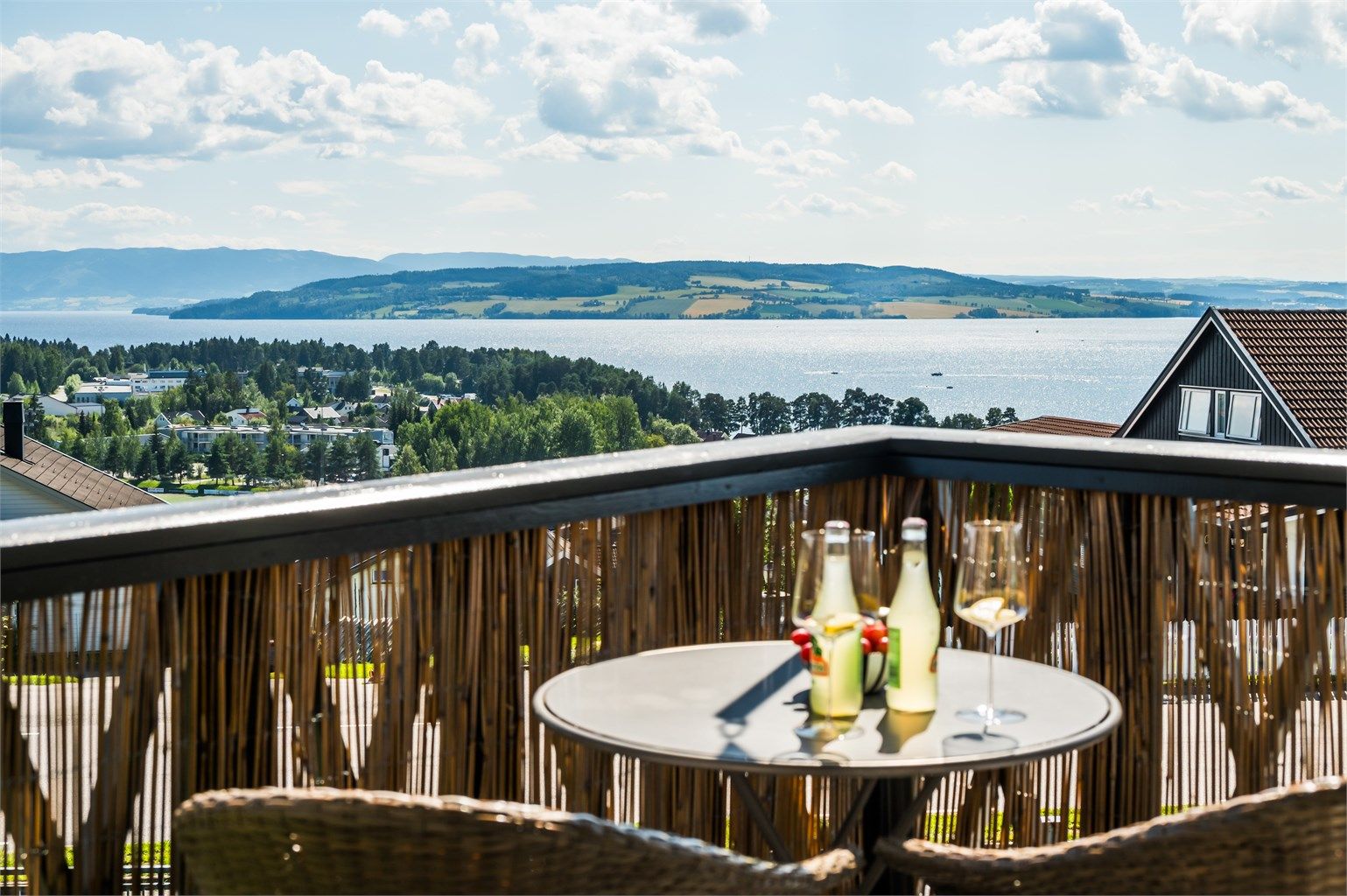 Eiendommen byr på storslagen utsikt fra begge etasjer og ute i hagen!
