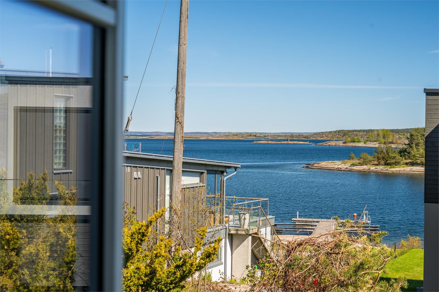 Utsikt over sundet fra flere av boligens rom.