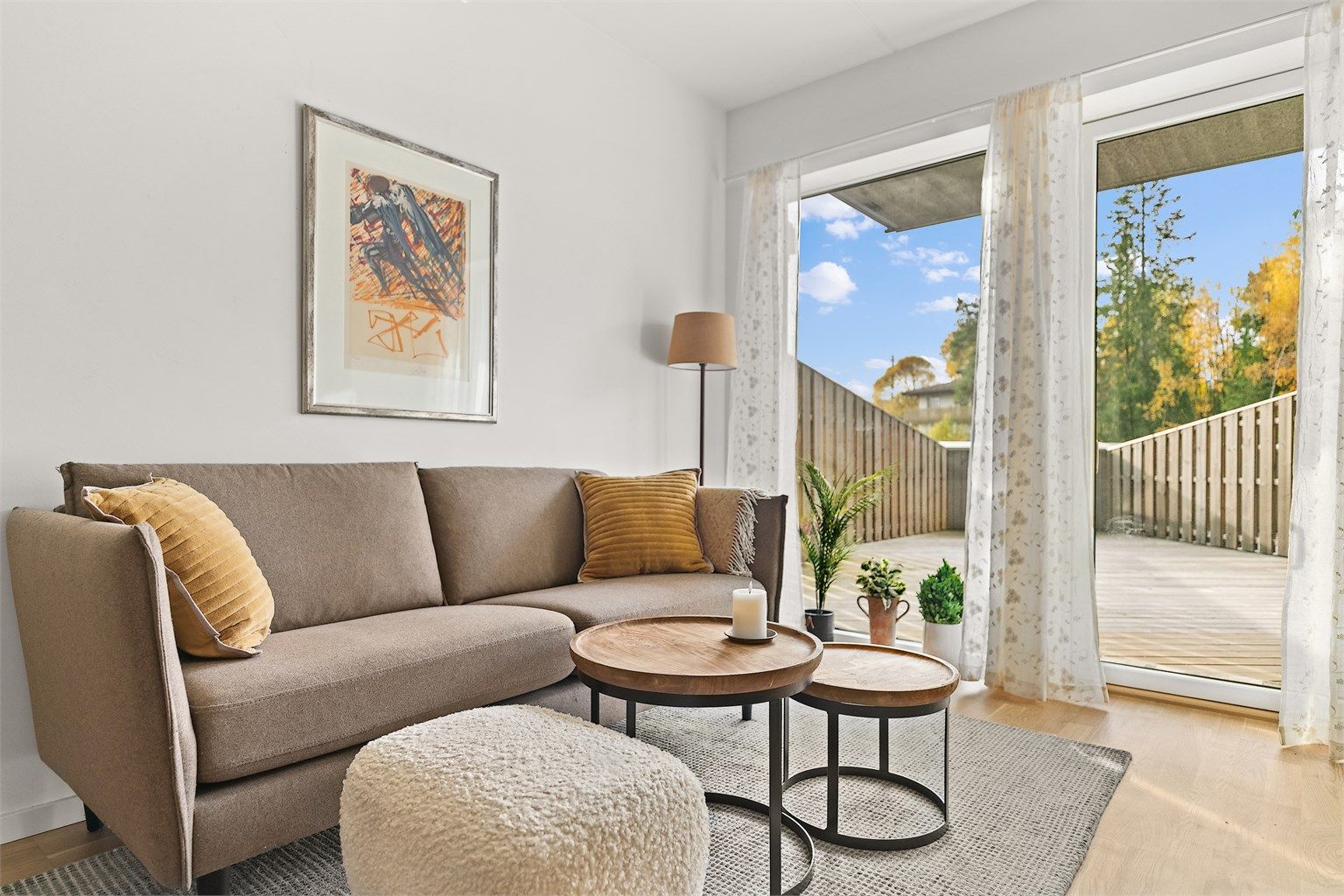 Fint lysinnfall inn i leiligheten og direkte adkomst til den nydelige terrassen