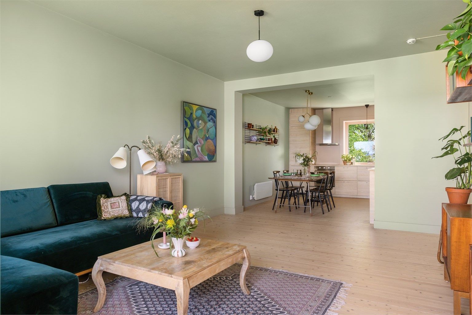 Her er det en fantastisk romfølelse med god takhøyde og gjennomgående lysinnslipp fra begge sider.