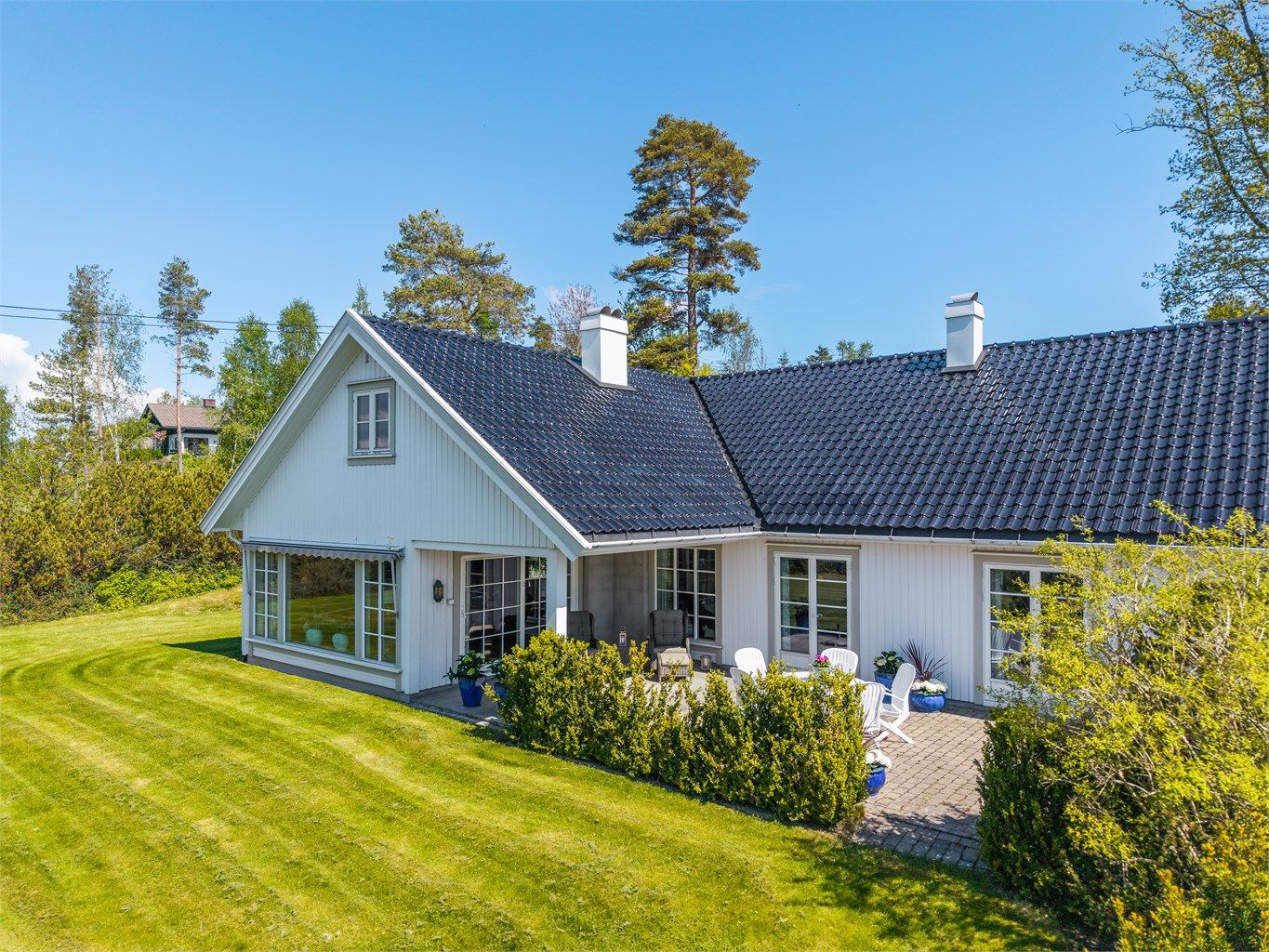 Enebolig fra 2001 med alle hovedfunksjoner på ett plan, vannbåren gulvvarme og en takhøyde på 2,6 meter.