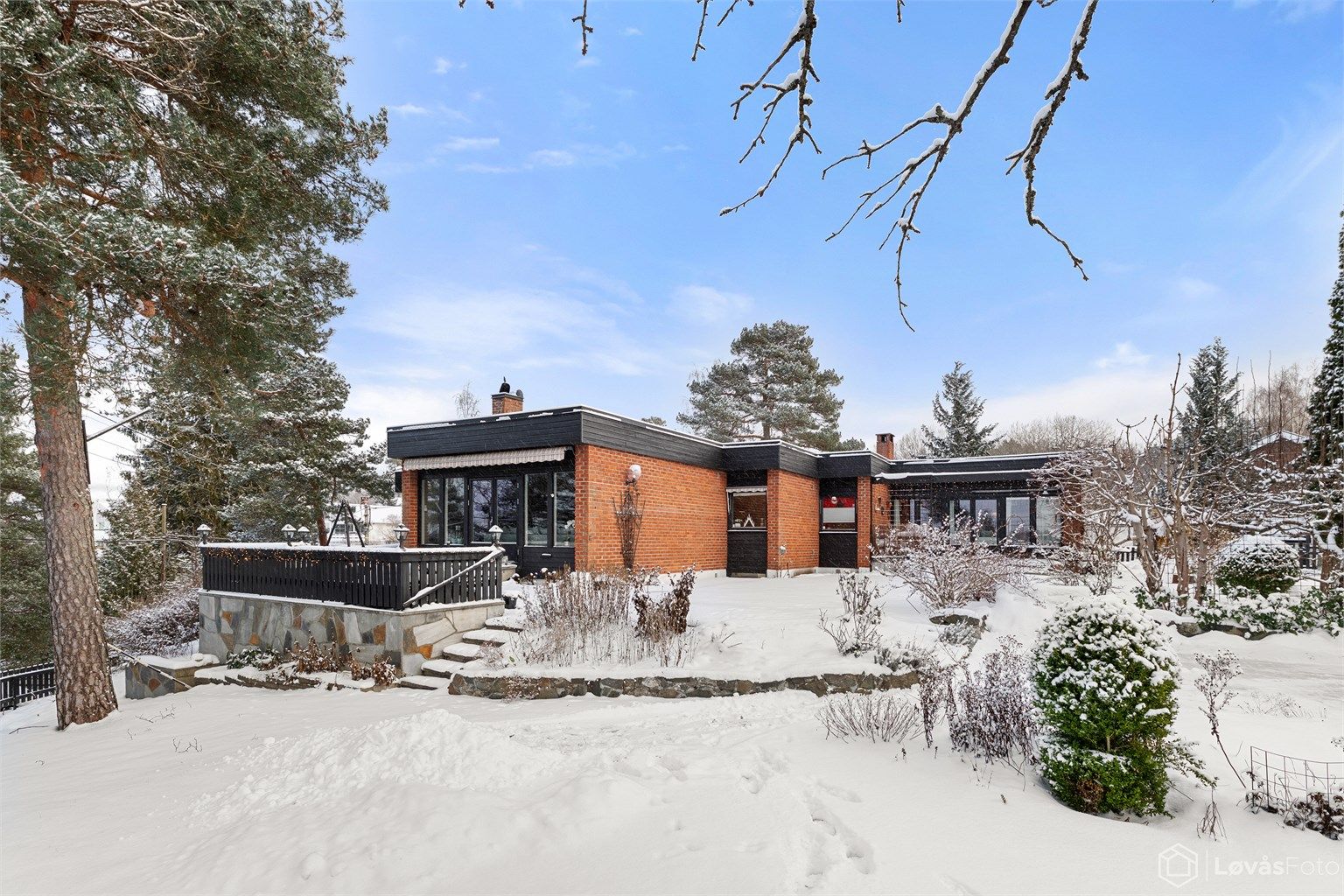 Velkommen til Sponstuveien 44 - en stor, solrik og arkitekttegnet tomannsbolig over 2 plan med 4 soverom og garasje beliggende i blindvei.