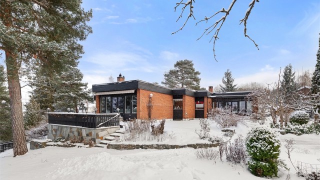 Velkommen til Sponstuveien 44 - en stor, solrik og arkitekttegnet tomannsbolig over 2 plan med 4 soverom og garasje beliggende i blindvei.