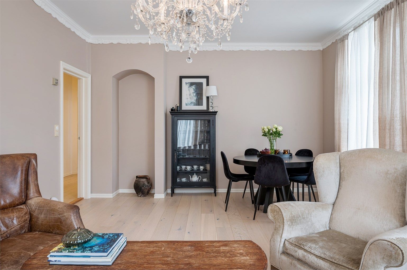 Lekker 1-stavs eikeparkett som er gjennomgående i hele leiligheten med unntak av bad/kjøkken