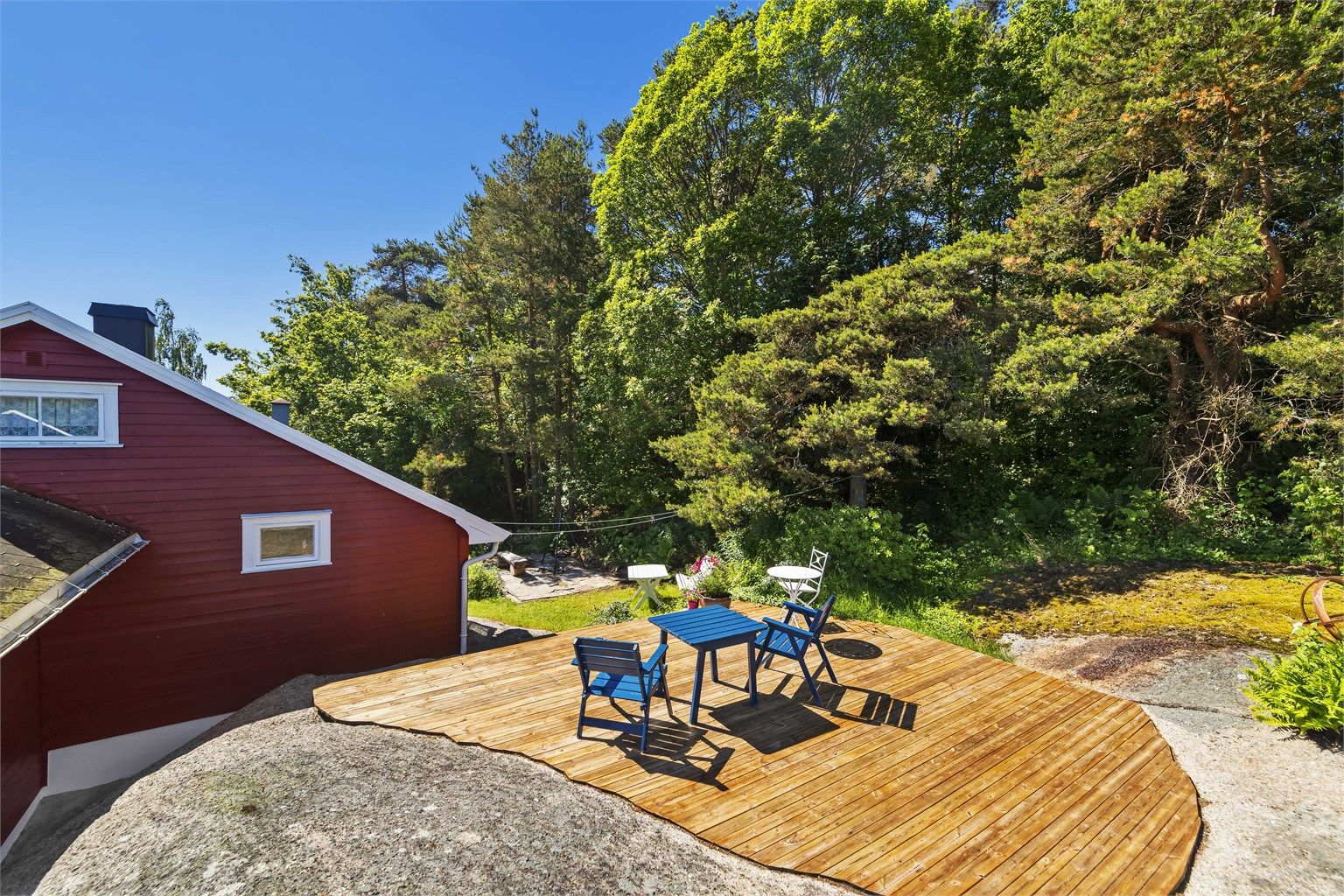 Nydelig terrasseplatting hvor man kan slappe av og nyte naturen og solen i usjenerte omgivelser