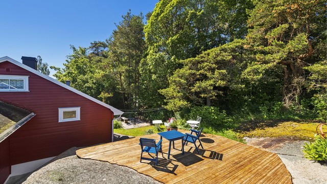 Nydelig terrasseplatting hvor man kan slappe av og nyte naturen og solen i usjenerte omgivelser