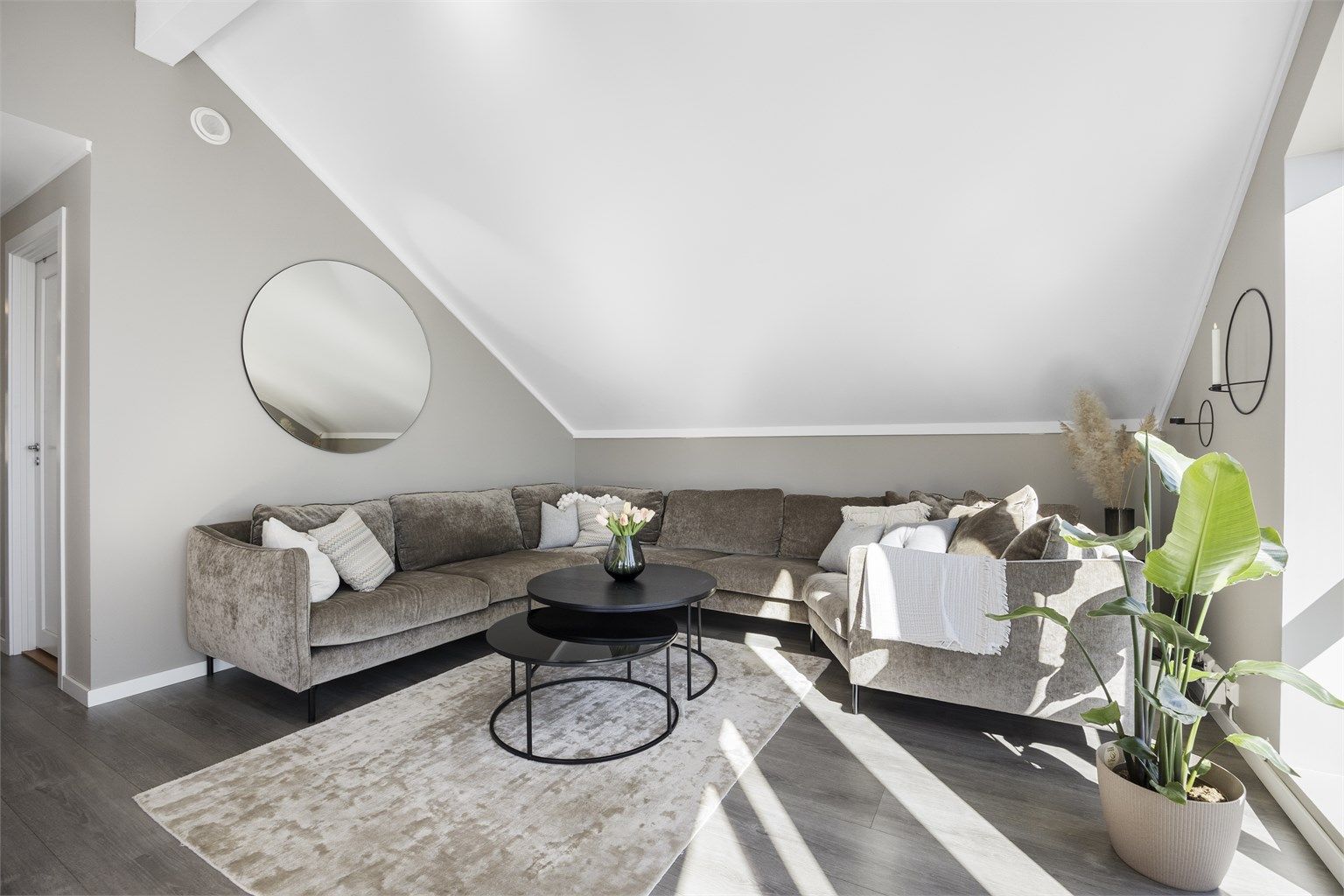 En romslig stue også i andre etasje.