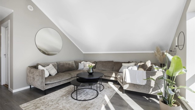 En romslig stue også i andre etasje.