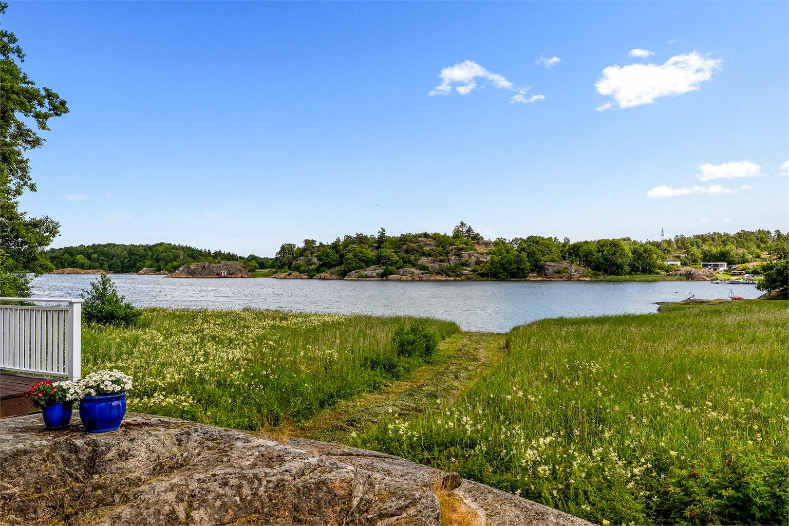 Velkommen til visning i rolige og naturskjønne omgivelser. Nyt sommeren til det fulle med en usjenert beliggenhet.
