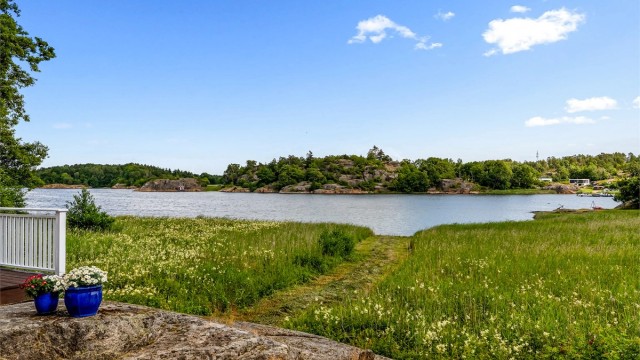Velkommen til visning i rolige og naturskjønne omgivelser. Nyt sommeren til det fulle med en usjenert beliggenhet.