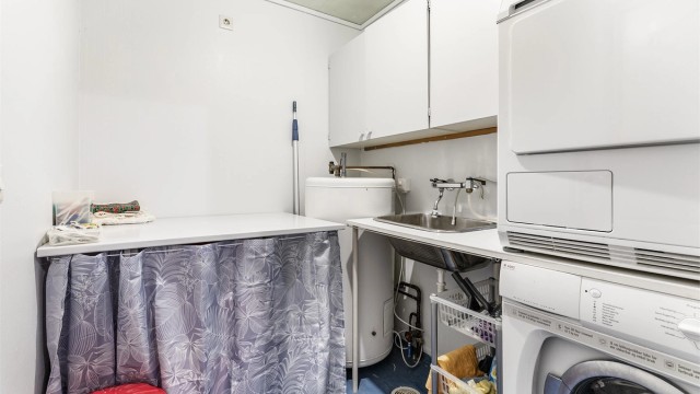 Vaskerommet er fra byggeåret og praktisk innredet til sitt formål. Vanntett sjikt er gitt TG 3. Oppgradering av rommet bør påregnes.