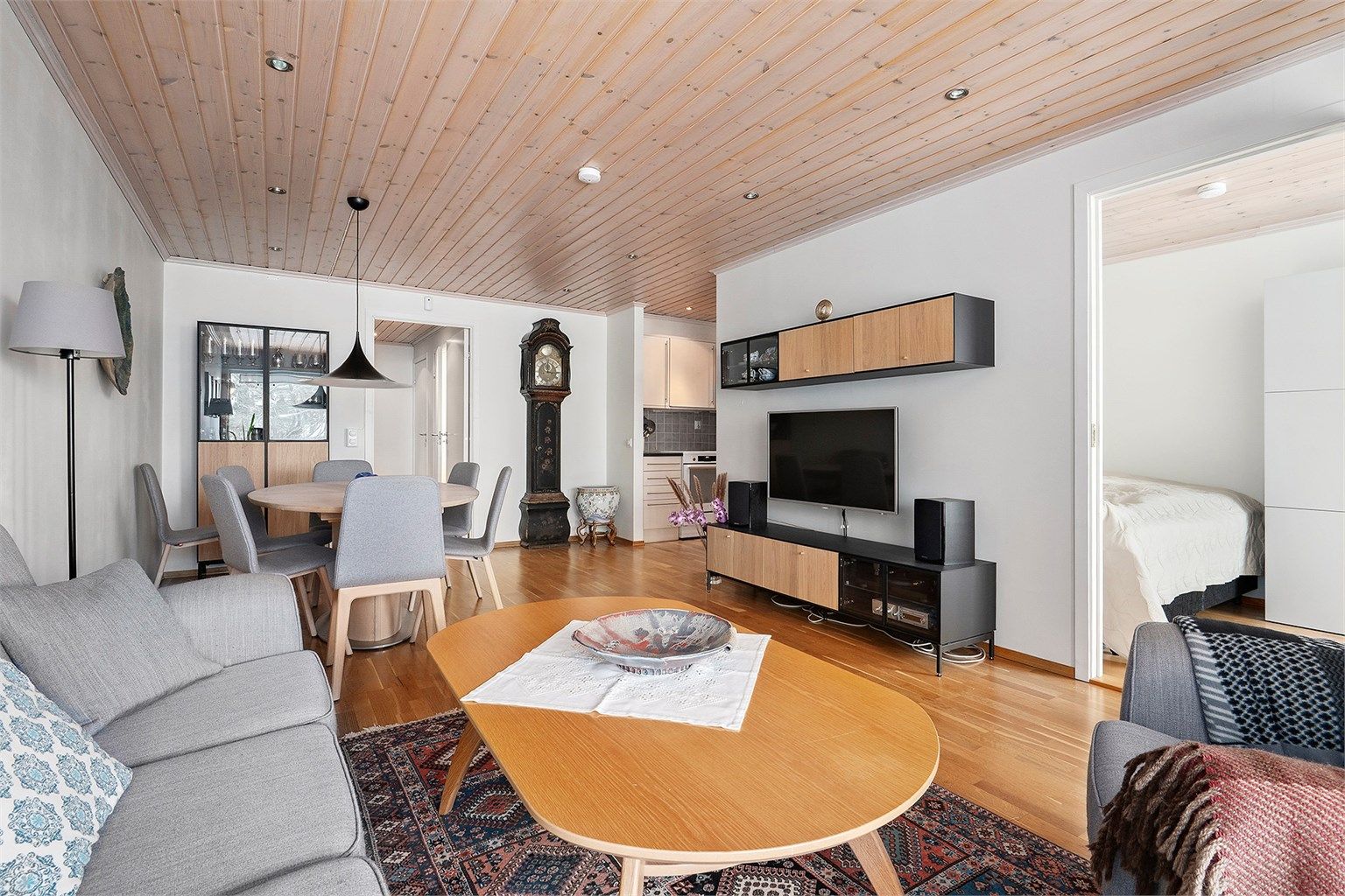 Romslig stue med flere soner