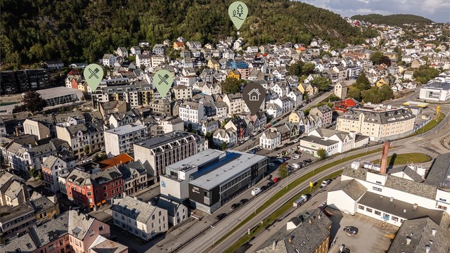 Ellers er det ikke langt til tursti som leder opp til Byfjellet, hvor en kan benytte flere kilometer med gruslagte turstier