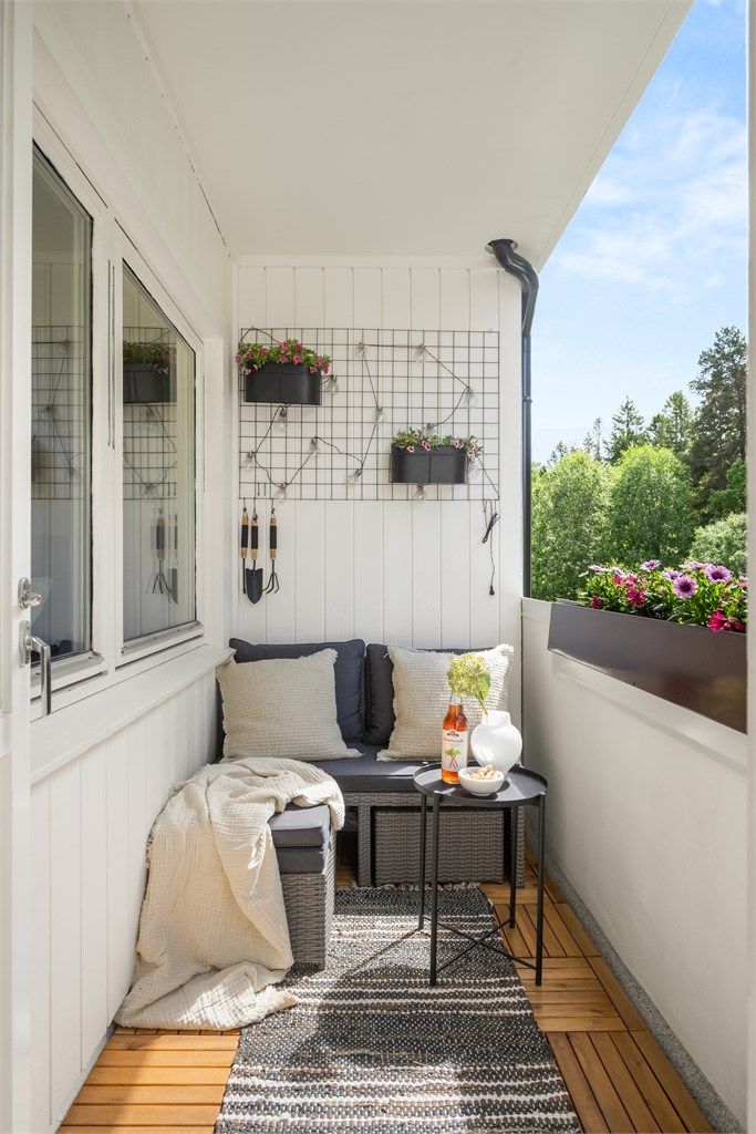 Balkongen har plass til en sittegruppe og vender mot rolige, grønne omgivelser.