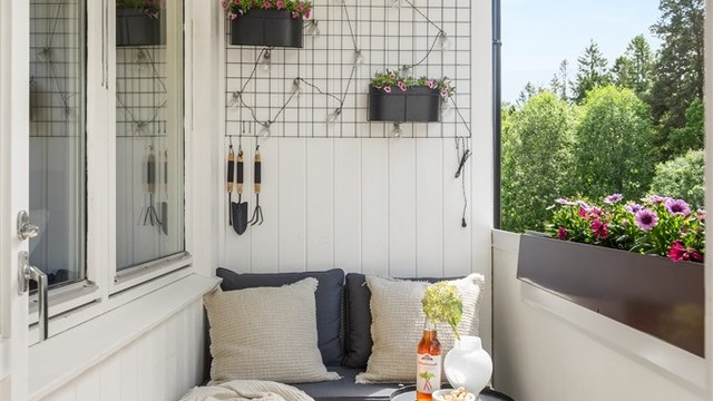 Balkongen har plass til en sittegruppe og vender mot rolige, grønne omgivelser.