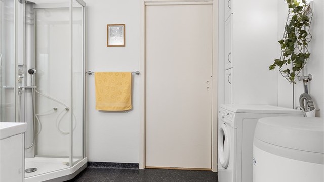 Leilighetens bad fremstår pent og fikk blant annet nytt vinylgulv i 2020