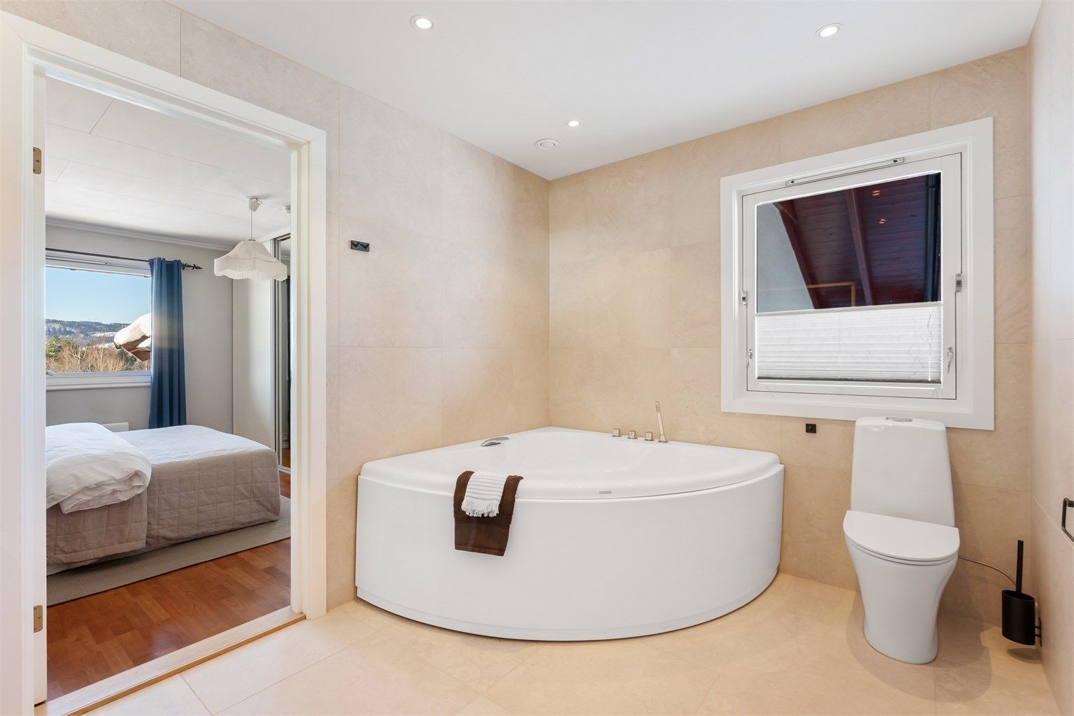 Her er det et badekar med dusjarmatur og hånddusj.