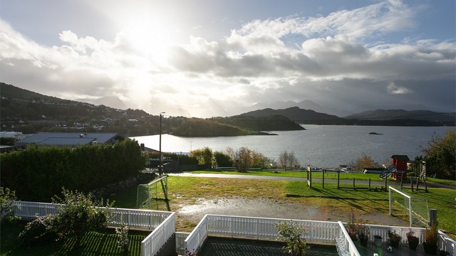 Fjordutsikt mot Borgundfjorden og fjellene i sør.