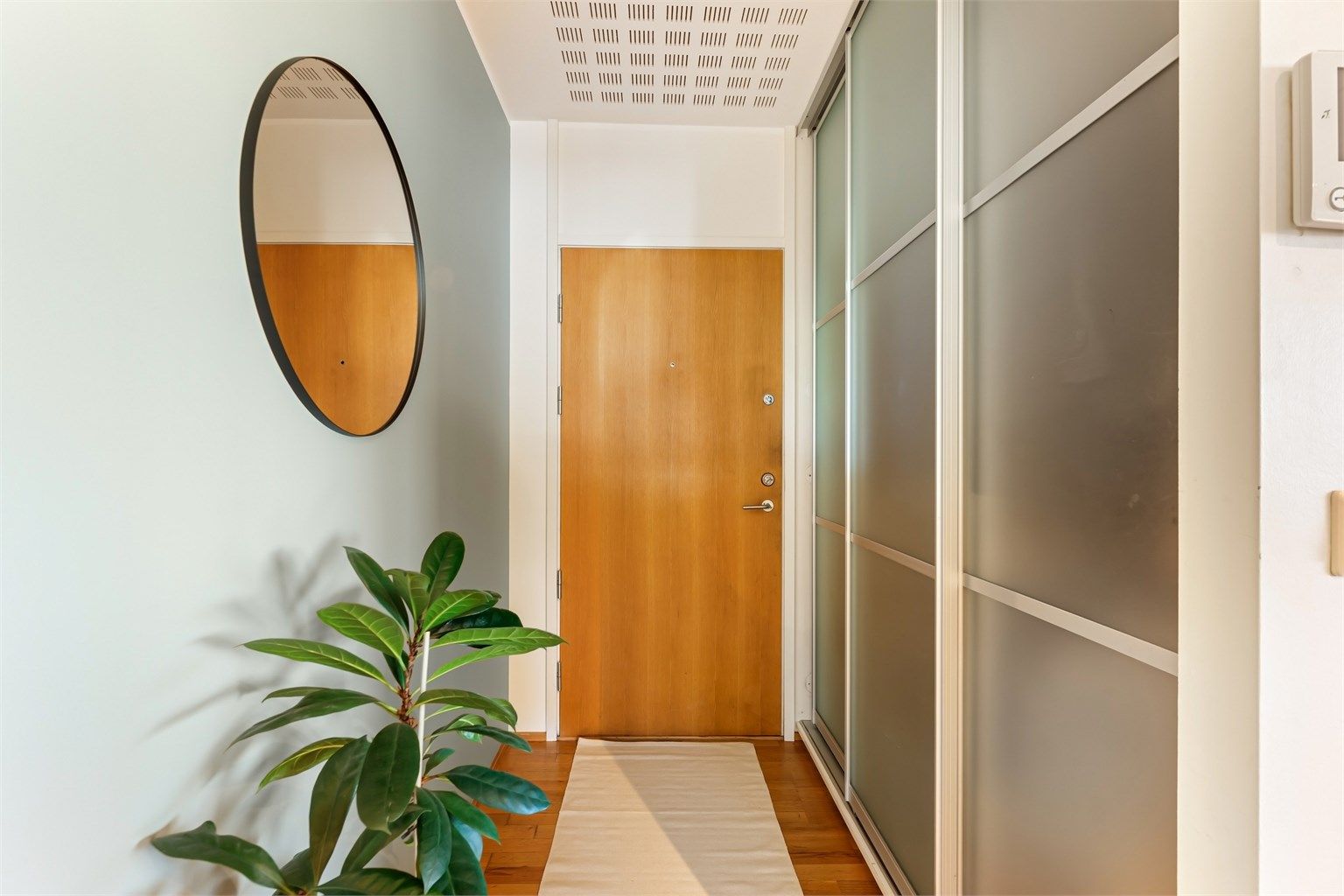 Entréen har skyvedørsgarderobe med god plass til yttertøy og sko.