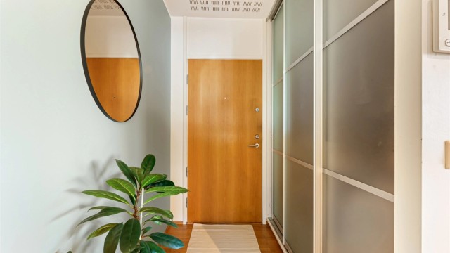 Entréen har skyvedørsgarderobe med god plass til yttertøy og sko.