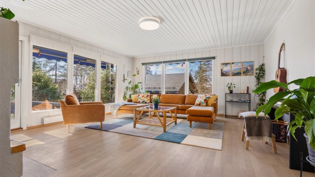 Stor og åpen stue med store vinduer som gir mye lys