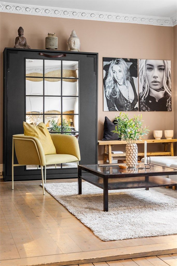 Romslig stue med god plass til sittegruppe og TV-område.