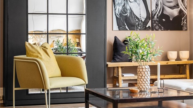 Romslig stue med god plass til sittegruppe og TV-område.