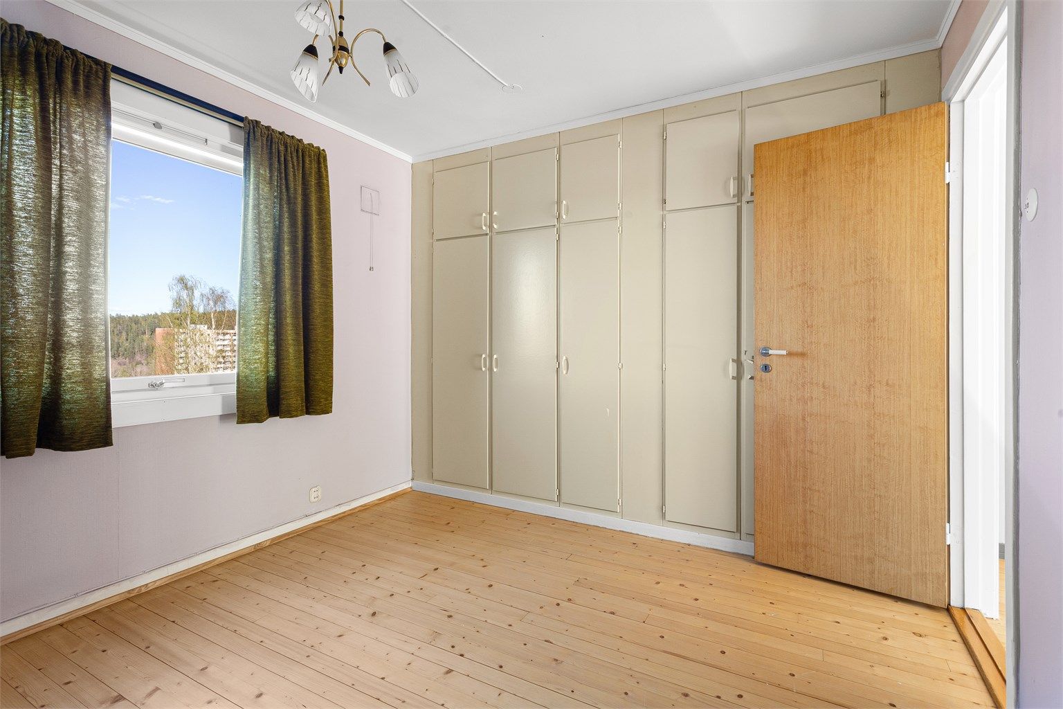 Hovedsoverommet har en innebygget garderobeløsning i lys og glatt utførelse.