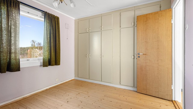 Hovedsoverommet har en innebygget garderobeløsning i lys og glatt utførelse.