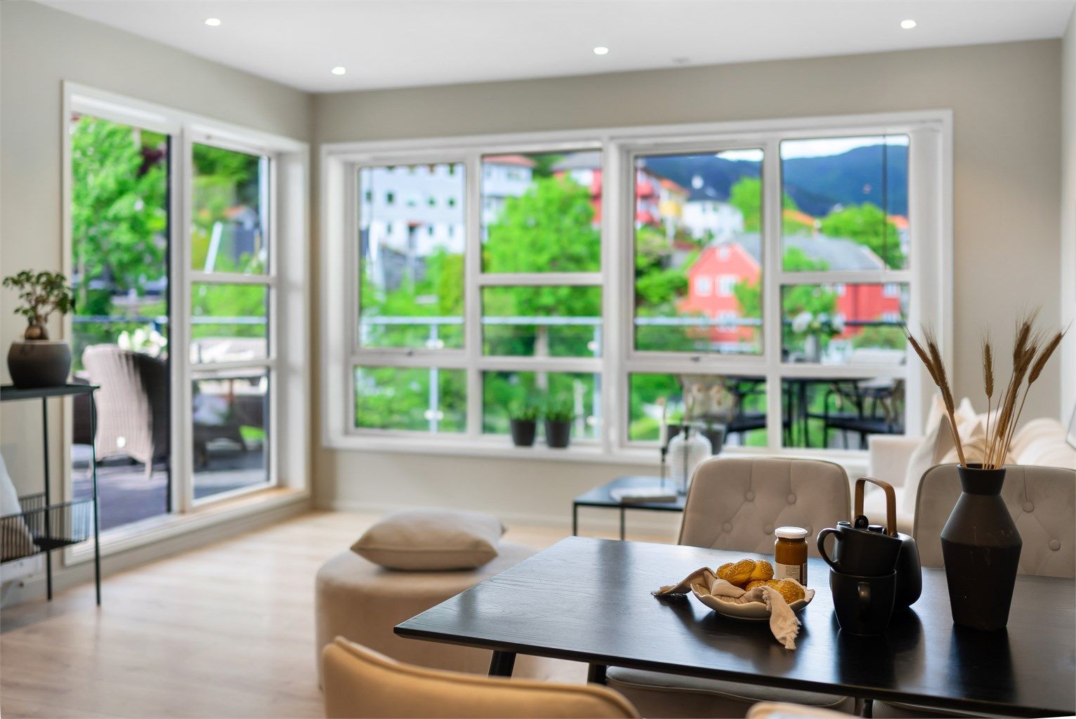 Hjørnebeliggenheten skaper enda bedre romfølelse. 