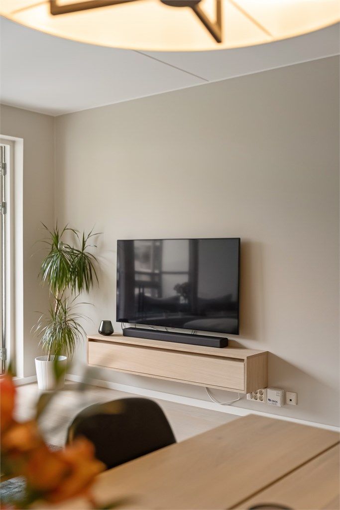 God plass til mediemøbler og TV-seksjon i stuen.