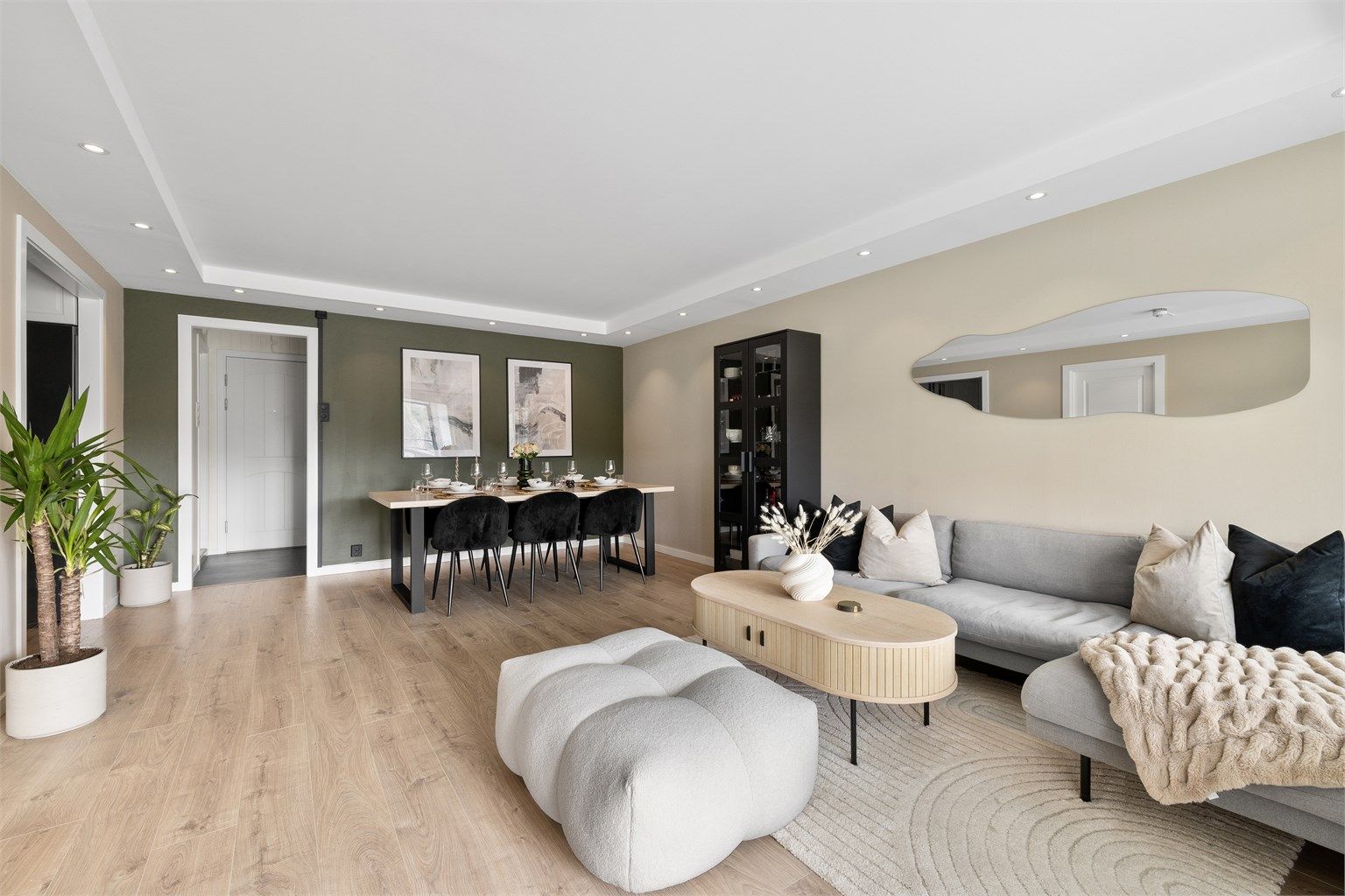 Nye spotter ble innfelt i kasser over stuen i 2023. Nye taklamper ble i 2024 installert i entré, bod, soverom og kjøkken.