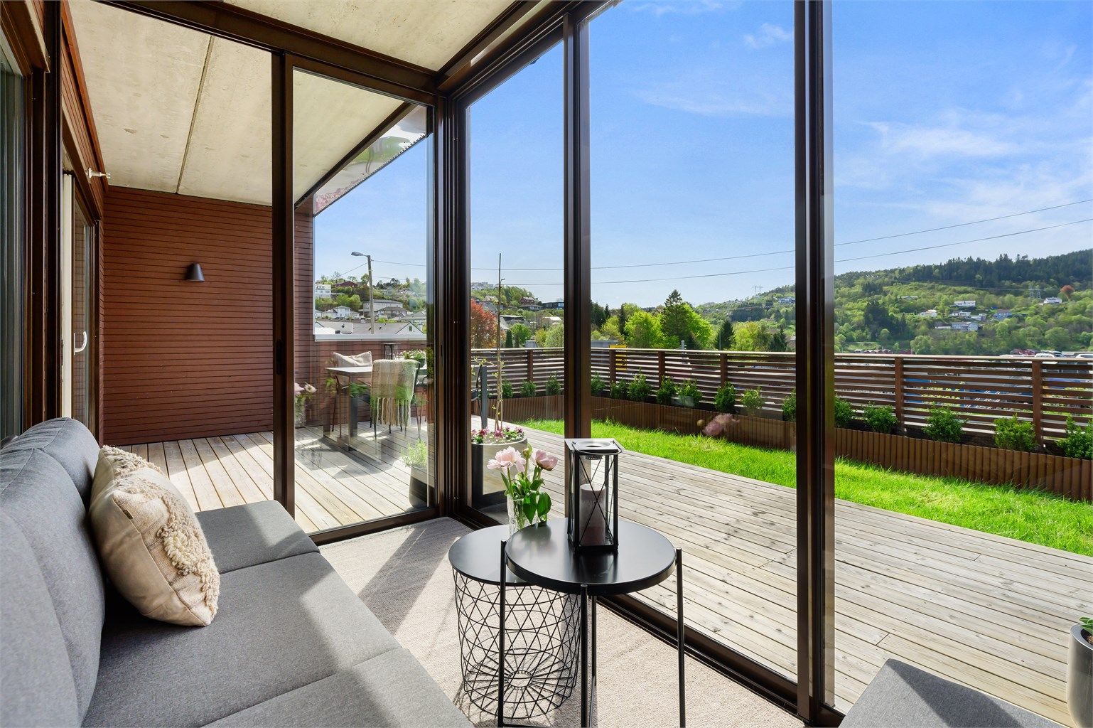 Velkommen til Ytrebygdsvegen 30 A. Her har vi en fantastisk flott og romslig selveierleilighet for salg like ved maritime omgivelser. Stor terrasse, hage og vinterhage er noe av alt det gode denne har å tilby.