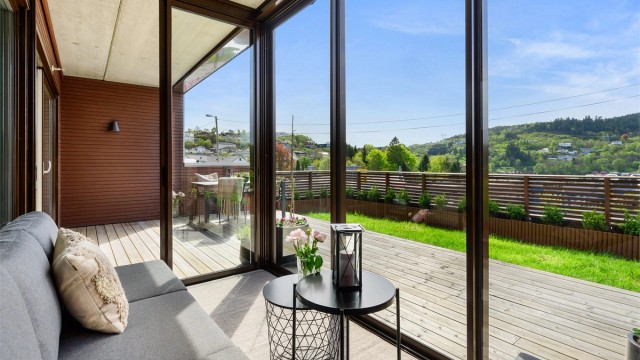 Velkommen til Ytrebygdsvegen 30 A. Her har vi en fantastisk flott og romslig selveierleilighet for salg like ved maritime omgivelser. Stor terrasse, hage og vinterhage er noe av alt det gode denne har å tilby.