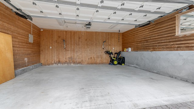 Innvendig har garasjen støpt gulv og god plass til bil og oppbevaring.